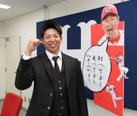 　会見後、ポーズを決める野間（撮影・田中太一）
