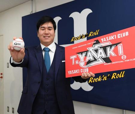 　会見を終え、ポーズを決める矢崎（撮影・田中太一）