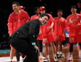 広島　新井監督がＢ１・広島ドラゴンフライズの始球式に登場　今年もフリースローに挑戦も…膝をついてガックリ