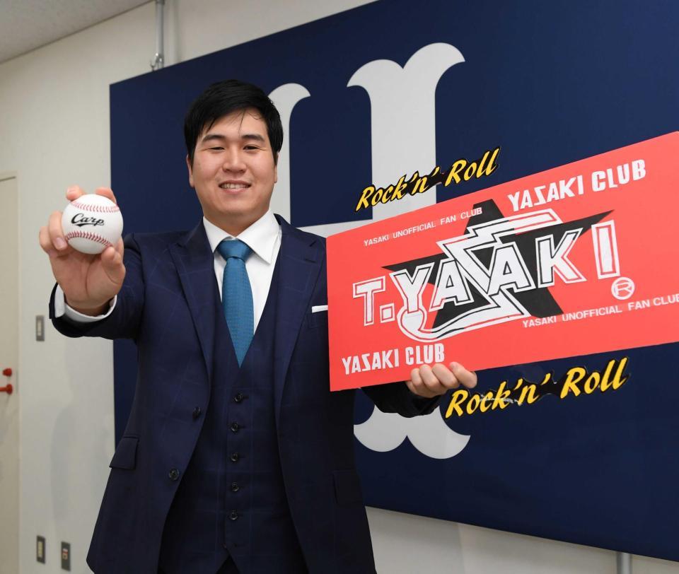 　会見を終え、ポーズを決める矢崎（撮影・田中太一）