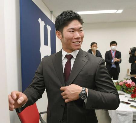 　会見を終え、笑顔で退室する坂倉（撮影・田中太一）