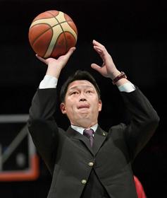 広島・新井監督　あぁ、フリースローまたまた失敗　「トントントンってなって入らない」Ｂリーグ試合前イベントに登場
