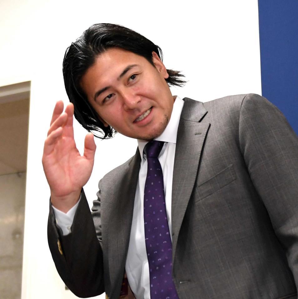 　「来年もよろしくお願いします！」。会見を終え、右手を上げてあいさつする会沢（撮影・田中太一）