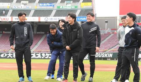 　球場を見学し、笑顔を見せる常広（中央）ら新人（撮影・田中太一）