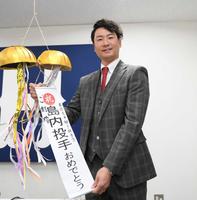 　会見を終え、笑顔を見せる島内（撮影・田中太一）