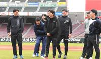 　球場を見学し、笑顔を見せる常広（中央）ら新人（撮影・田中太一）