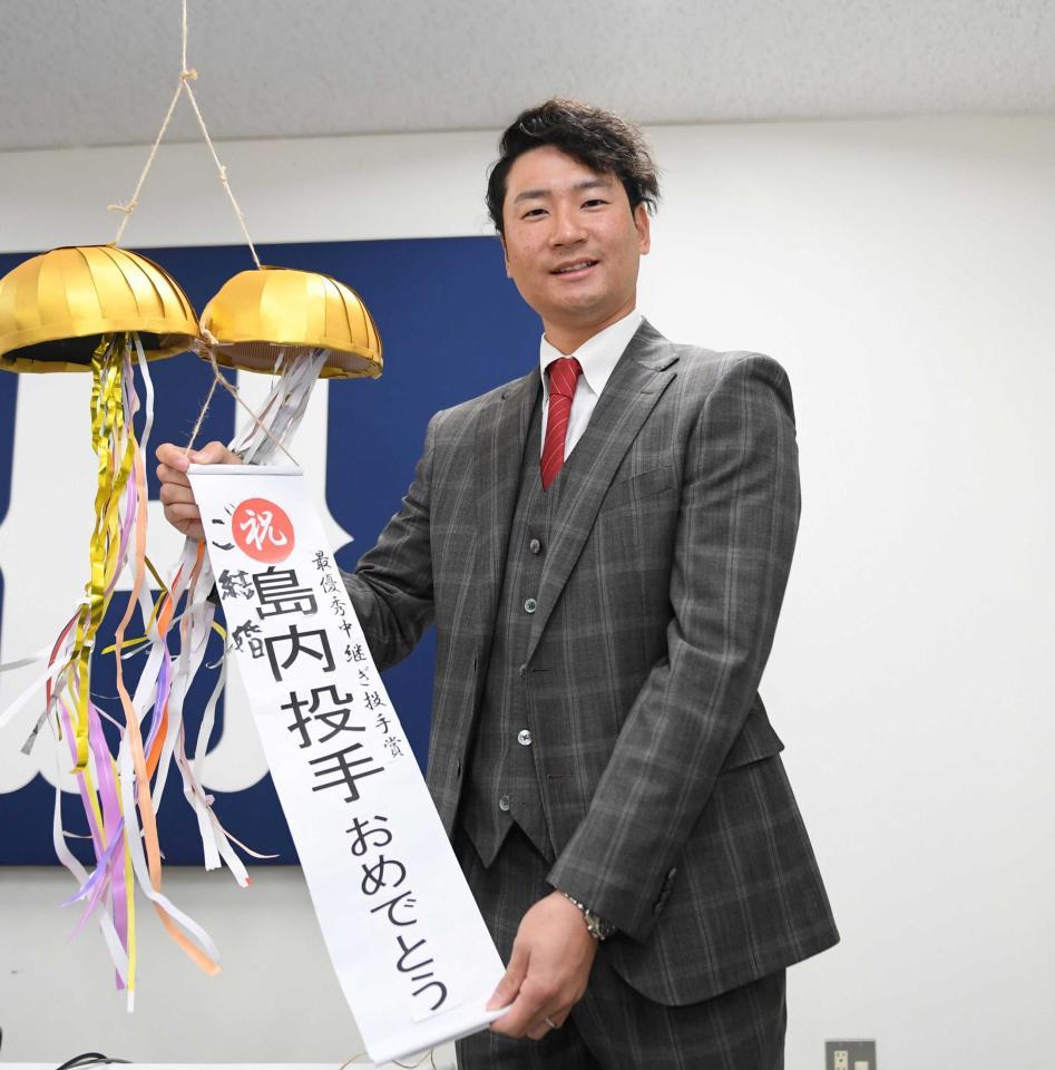 　会見を終え、笑顔を見せる島内（撮影・田中太一）