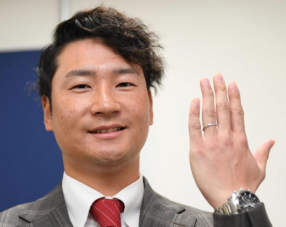 　結婚報告をした島内は指輪を見せてニッコリ