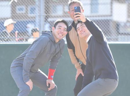 広島・秋山が小泉進次郎議員との１打席対決で悔しい右飛「たくさんの人に支えられている」地元・横須賀で野球教室