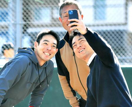 　自撮りをする（左から）秋山、辻発彦氏、小泉進次郎衆議院議員（撮影・開出牧）