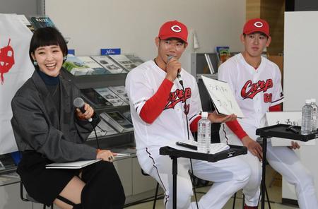 　ラジオ収録のイベントで盛り上がる（左から）剛力彩芽、坂倉、遠藤（撮影・田中太一）