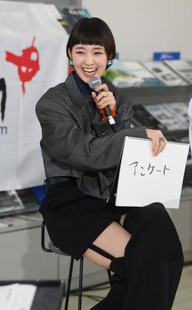 　ラジオ収録で笑顔を見せる剛力彩芽（撮影・田中太一）