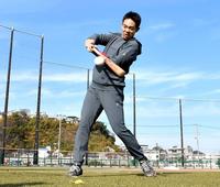 　野球教室でティー打撃を披露する秋山（撮影・開出牧）