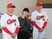 　イベントで笑顔を見せる剛力彩芽と緊張気味の坂倉（左）と遠藤（撮影・田中太一）