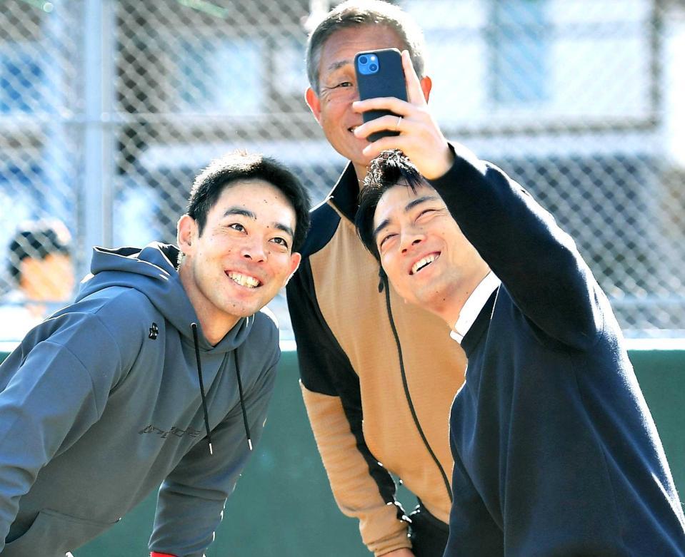 　自撮りをする（左から）秋山、辻発彦氏、小泉進次郎衆議院議員（撮影・開出牧）