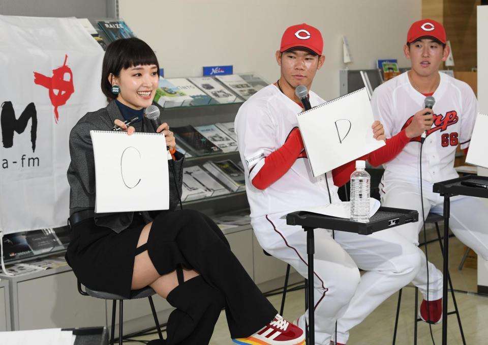 　ラジオ収録で盛り上がる（左から）剛力彩芽、坂倉、遠藤（撮影・田中太一）