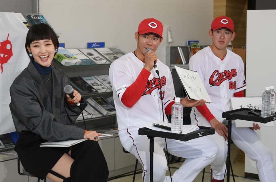 　ラジオ収録のイベントで盛り上がる（左から）剛力彩芽、坂倉、遠藤（撮影・田中太一）