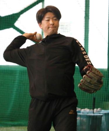 　感覚を確かめながらキャッチボールする大瀬良