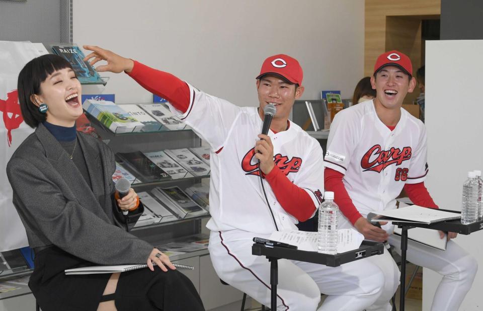 　ラジオ収録のイベントで盛り上がる（左から）剛力彩芽、坂倉、遠藤（撮影・田中太一）