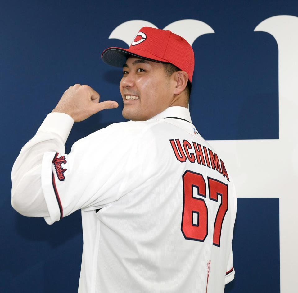 　入団会見で笑顔を見せる内間（撮影・田中太一）