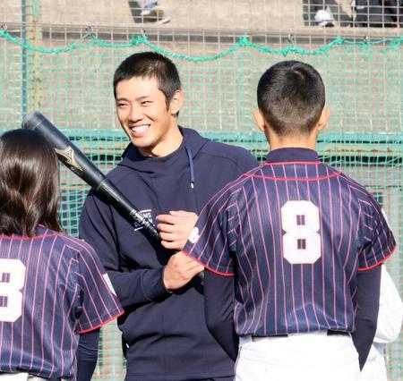 　野球教室で笑顔を見せる中村奨