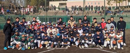 　広陵ＯＢの野球教室が開かれ、記念撮影に応じた選手たち