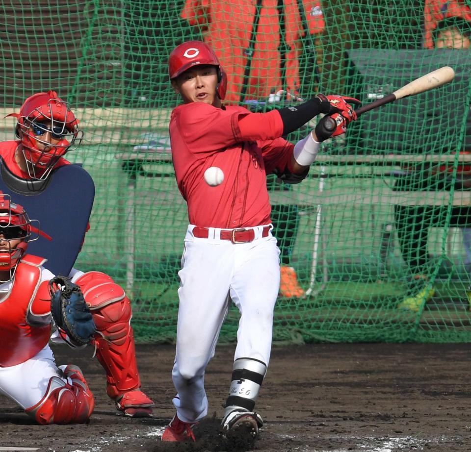 　外野の一角を狙う久保