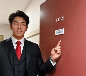 広島　ドラフト１位・常広は赤いネクタイで入寮「大分にいる時に買ってつけてきました」ドラ２・高は赤のダウンを着用