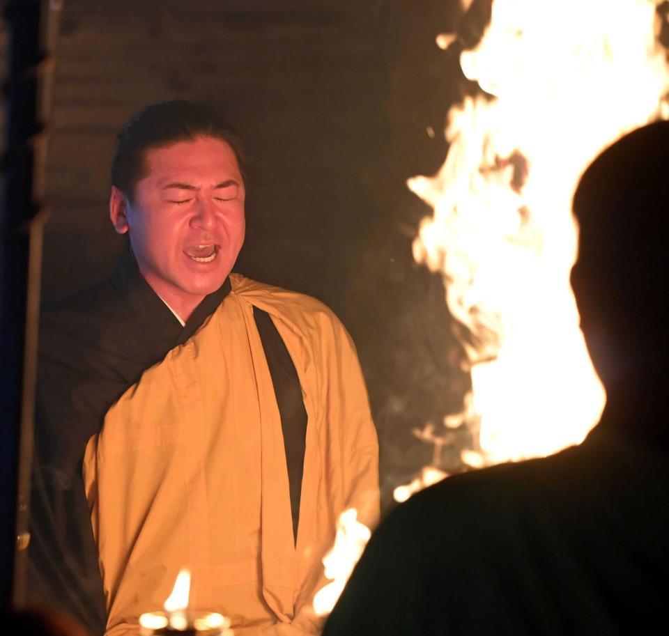 　力強く経を唱える会沢（撮影・市尻達拡）