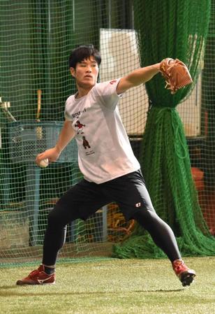 　真剣な表情でキャッチボールをする斉藤