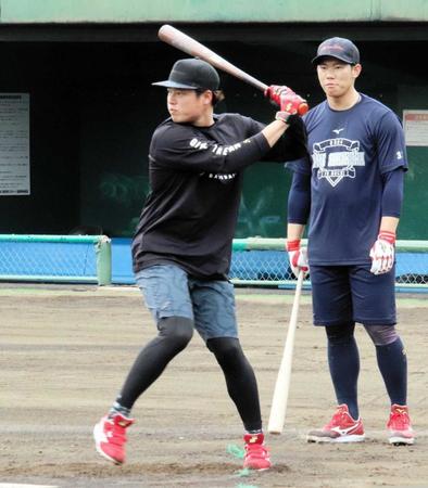 　打撃練習を行う韮沢（左）を見る坂倉