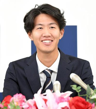 　入団会見に臨み、広島での意気込みを語る日高（撮影・市尻達拡）