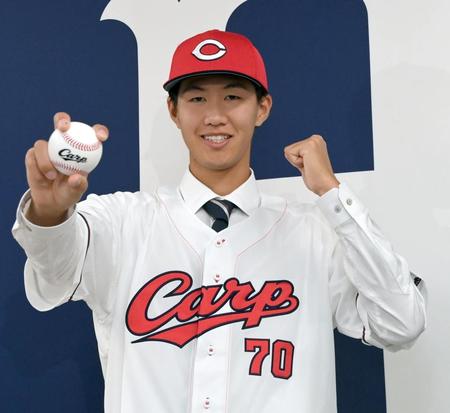 　入団会見を終え背番号７０のユニホームに袖を通した日高（撮影・市尻達拡）