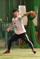 　真剣な表情でキャッチボールをする斉藤