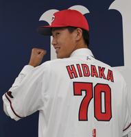 　入団会見を終え背番号７０のユニホームに袖を通した日高（撮影・市尻達拡）