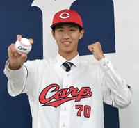 　入団会見を終え背番号７０のユニホームに袖を通した日高（撮影・市尻達拡）