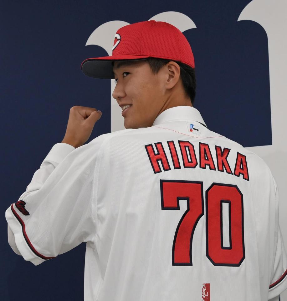 　入団会見を終え背番号７０のユニホームに袖を通した日高（撮影・市尻達拡）