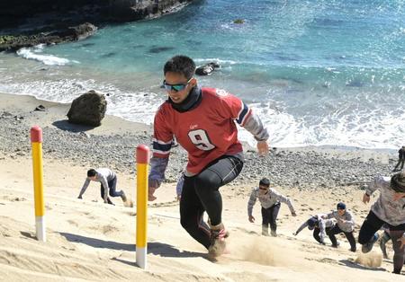 　急な坂道を登る秋山（撮影・金田祐二）