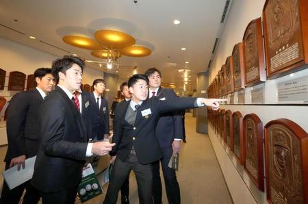 　野球殿堂博物館を見学する常広（左から２人目）ら広島の新人選手たち（代表撮影）