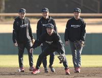 （後方左から）広島・前川、阪神・熊谷、広島・矢野の見つめる前でノックを受ける菊池（撮影・金田祐二）