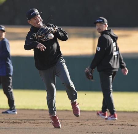 　ノックを受ける矢野。後方は菊池（撮影・金田祐二）