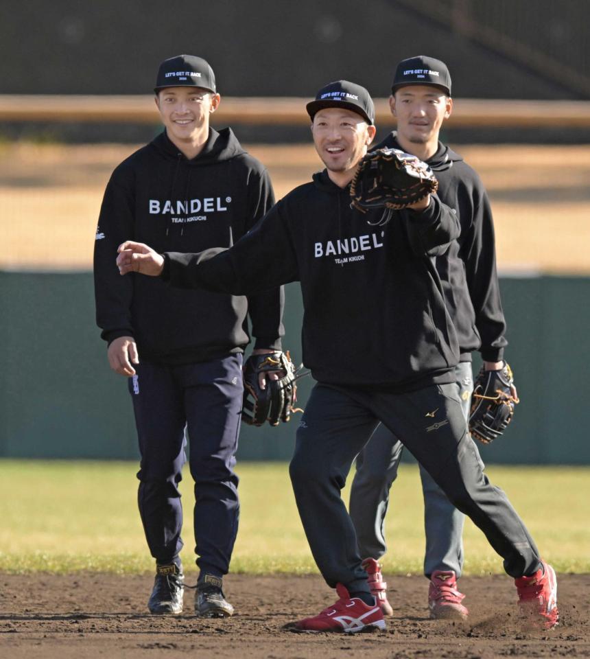 　熊谷（左）、矢野（後方右）と笑顔でノックを受ける菊池