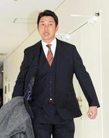 　監督会議の会場へ向かう新井監督（撮影・佐藤厚）