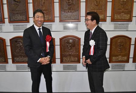 　山本浩二氏（右）と同氏のレリーフの前で談笑する黒田博樹氏（代表撮影）