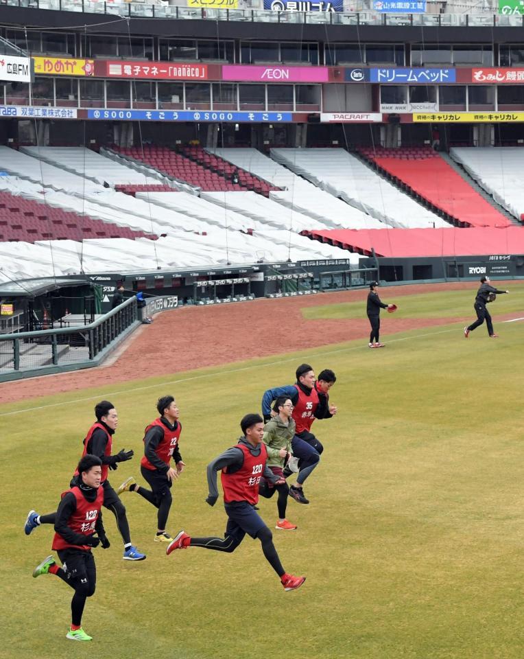 　初めてマツダスタジアムで練習した新人選手（撮影・市尻達拡）