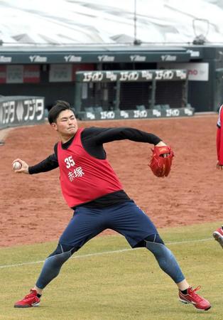 　マツダスタジアムで遠投する赤塚（撮影・市尻達拡）