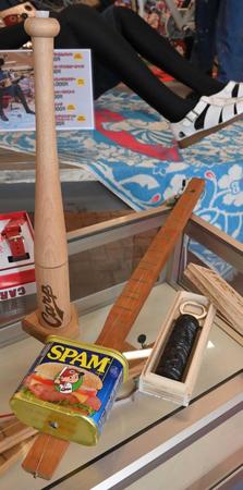 　（左から）バット型ペッパーミル、シガーブックスギター、木彫り栓抜き