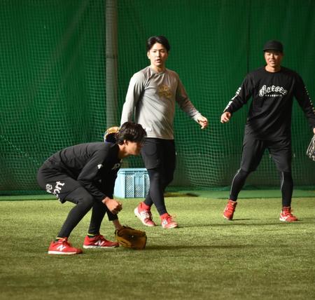 　ノックを受ける日高（左）