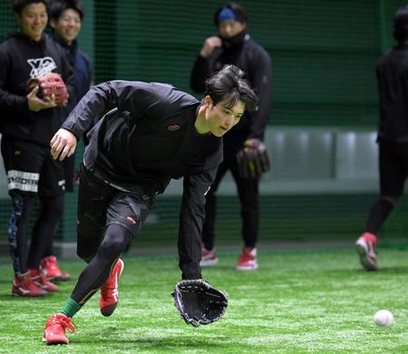 　合同自主トレでノックを受ける森下（撮影・市尻達拡）