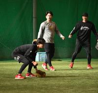 　ノックを受ける日高（左）